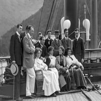 Stakleni negativ oko 1900.Viktorijansko doba.Društvena povijest. izlet brodom s obitelji i prijateljima na brodu.