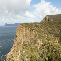 Australija, Tasmanija. Planinari na stazi Cape Haui. Doleritni stupovi. Zaljev Munro, Cape Pillar, ispis plakata
