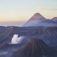 Kaldera Tengger s planinom Bromo na pari, planinom Batok i planinom Semeru u pozadini, gledano sa zapadne točke